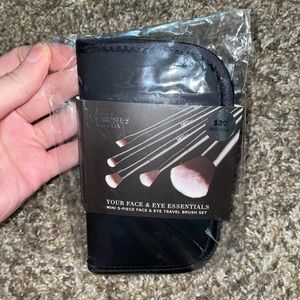 NWT-Ulta IT makeup brush travel set